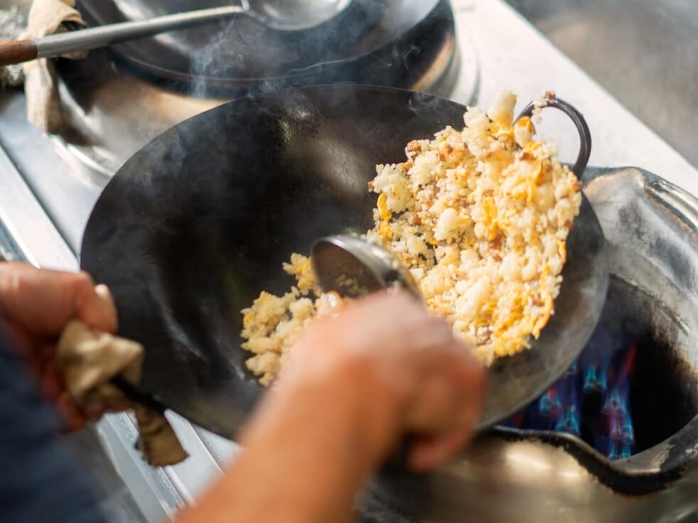 炒飯を調理している様子