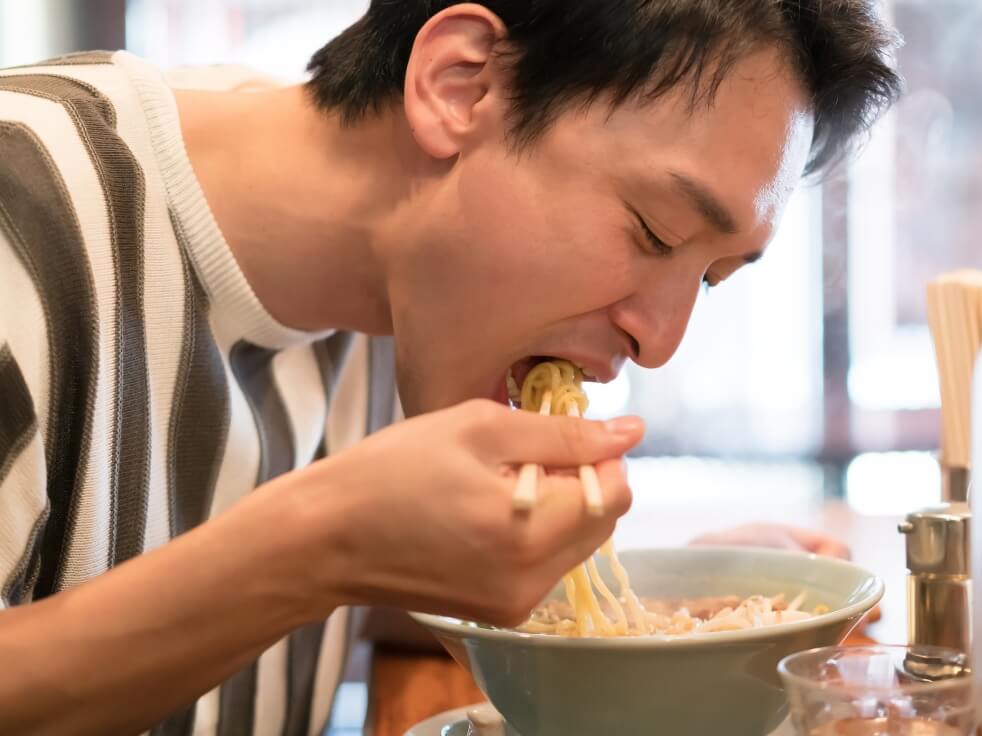 様々な料理が並んだテーブル